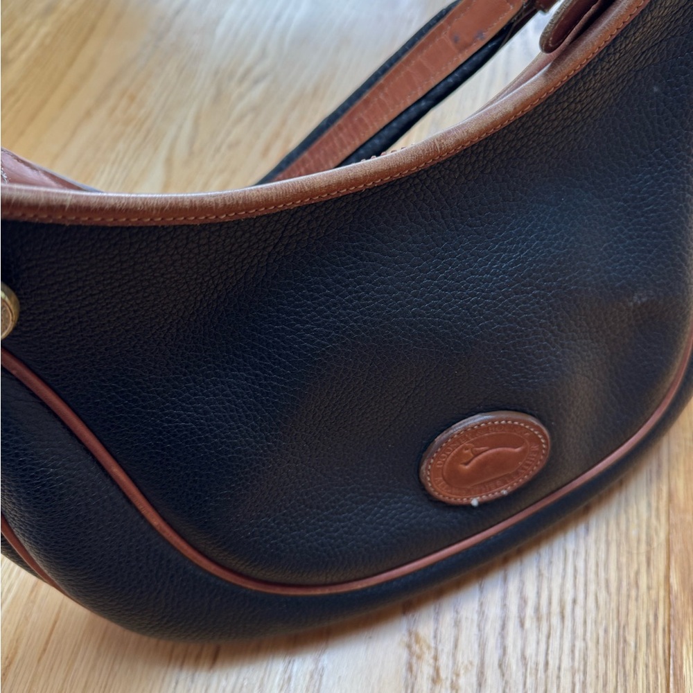 Classic Dooney & Bourke Black Leather Shoulder Bag - Picture 7 of 7